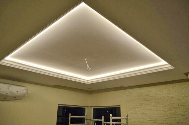 Готовый потолок из гипсокартона с подсветкой