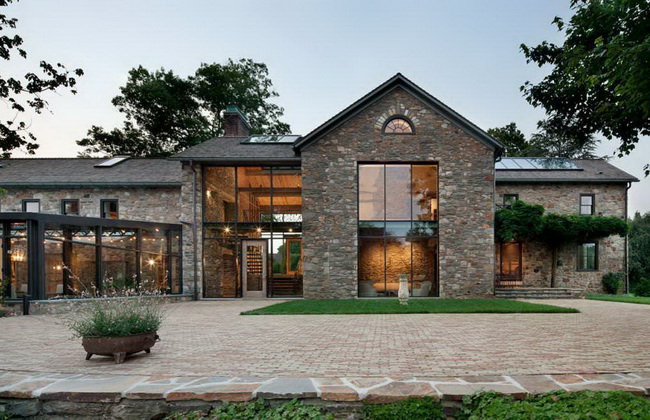 Красивый фасад дома из камня