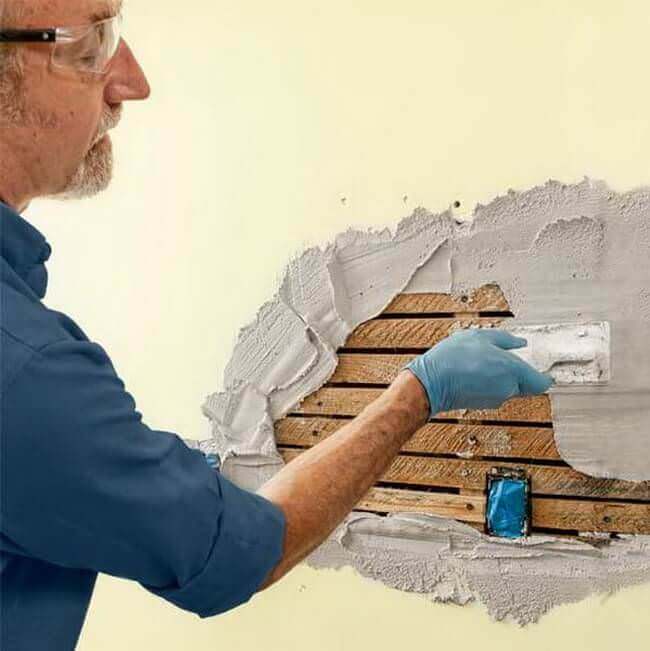 Оштукатуривание поверхности стен в комнате 