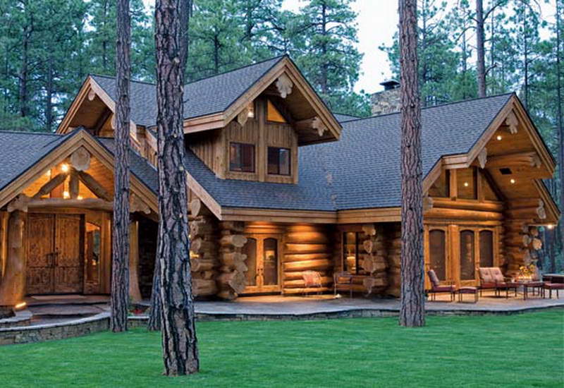 рубленный дом в лесу