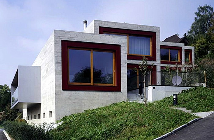 современный бетонный дом на склоне